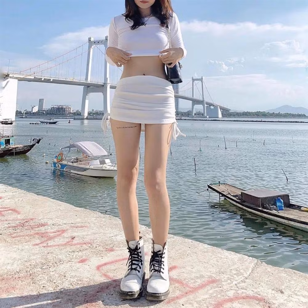 Việc diện những thiết kế dây rút, các nàng đặc biệt chú ý vì chúng rất dễ bị co nên cần điều chỉnh độ dài váy cho phù hợp để khi di chuyển và ngồi cho tinh tế.