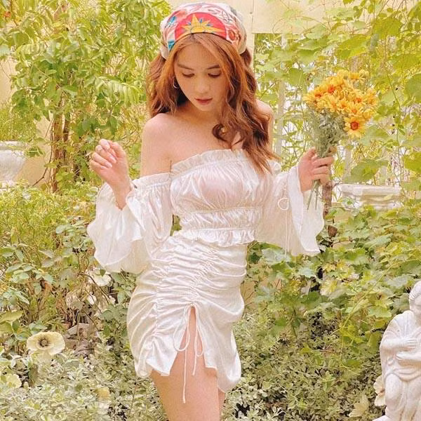 Xu hướng diện váy áo dây rút không thể không vào tầm ngắm của "nữ hoàng nội y" Ngọc Trinh. Với pha chỉnh váy đến tận hông này, chỉ cần một làn gió rất dễ khiến chân dài mất điểm.