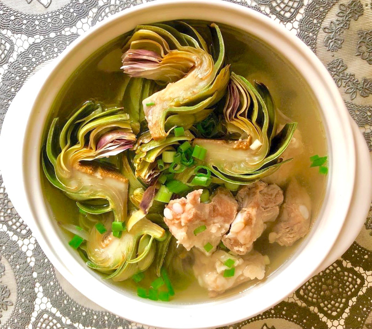  Canh hoa atiso hầm giò heo được xem là món ăn đặc trưng của ẩm thực Đà Lạt (Lâm Đồng). Hoa atiso có tác dụng mát gan và giải nhiệt, khi kết hợp với chân giò heo được hầm kỹ trong nhiều giờ tạo ra hương vị bổ dưỡng, thanh mát. Ảnh: Vietnmacuisines.