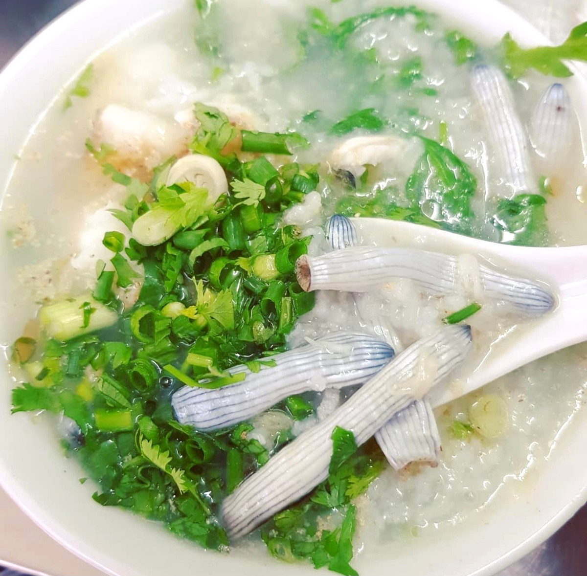  Cháo sá sùng: Ở TP.HCM, bạn có cơ hội thưởng thức cháo sá sùng được chế biến theo kiểu cháo Tiều của người Hoa. Theo Đông y, sá sùng sở hữu hàm lượng dinh dưỡng khá cao, nổi bật vị mặn, tính mát, có tác dụng bổ thận, tráng dương, thanh nhiệt, lợi phế, kiện tỳ vị. Tô cháo ấm nóng còn có cật, thịt heo, phèo, cá... Ngoài ra, hành, rau mùi, gừng thái lát, quẩy cũng được kết hợp để tăng hương vị. Ảnh: Itsolife11.