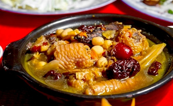  Gà Đông Tảo (hay "gà rồng") nổi tiếng quý hiếm ở Việt Nam, được người dân xã Đông Tảo, huyện Khoái Châu, Hưng Yên, thuần dưỡng và nhân giống từ lâu đời. Món ngon nhất phải kể đến là chân gà Đông Tảo nấu thuốc bắc. Các vị thuốc bắc được chọn và đong đếm kỹ, cách chế biến cũng rất cầu kỳ để giữ trọn hương vị và chất bổ. Ảnh: Topchuan.