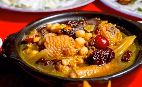  Gà Đông Tảo (hay "gà rồng") nổi tiếng quý hiếm ở Việt Nam, được người dân xã Đông Tảo, huyện Khoái Châu, Hưng Yên, thuần dưỡng và nhân giống từ lâu đời. Món ngon nhất phải kể đến là chân gà Đông Tảo nấu thuốc bắc. Các vị thuốc bắc được chọn và đong đếm kỹ, cách chế biến cũng rất cầu kỳ để giữ trọn hương vị và chất bổ. Ảnh: Topchuan.