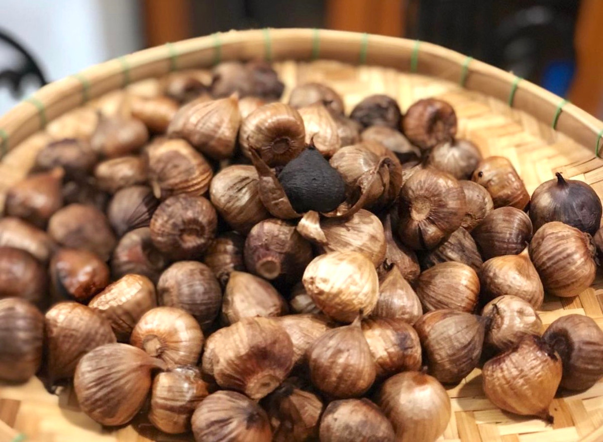 Người chế biến ngâm tỏi với bia để ngấm đều men vi sinh, sau đó đem ủ trong nồi cơm điện khoảng 15 ngày. Theo các bác sĩ, dùng tỏi đen đúng cách giúp phát huy tối đa công dụng. Bóc vỏ và ăn trực tiếp tỏi đen giúp cơ thể hấp thu giá trị dinh dưỡng, hỗ trợ phòng ngừa bệnh tim, mỡ máu, cải thiện sức khỏe... Song cần lưu ý mỗi ngày chỉ nên ăn 1-3 củ. Ảnh: Uyenphuong_uyenphuong.