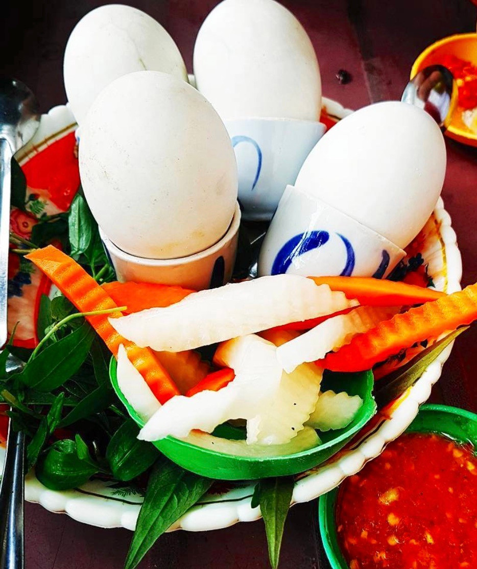  Trứng vịt lộn là món ăn đường phố bổ dưỡng, đồng thời được coi là bài thuốc có công hiệu dưỡng huyết, ích trí... Thưởng thức trứng vịt lộn kèm rau răm, gừng đem tới sự cân bằng âm dương cho cơ thể, giúp không bị lạnh bụng, đầy hơi, tránh được các trục trặc về tiêu hóa. Các chuyên gia dinh dưỡng cũng cho biết mỗi người lớn khỏe mạnh tốt nhất chỉ nên ăn 2 quả mỗi tuần. Ảnh: Junvo1411.