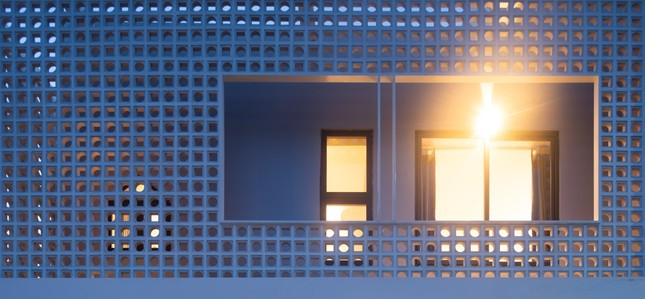 Nhà gồm 2 tầng với diện tích xây dựng 100m2 và tổng diện tích 200m2 sàn Lớp gạch hoa gió giảm tiếng ồn, cách nhiệt nhưng vẫn khiến ngôi nhà thông thoáng.