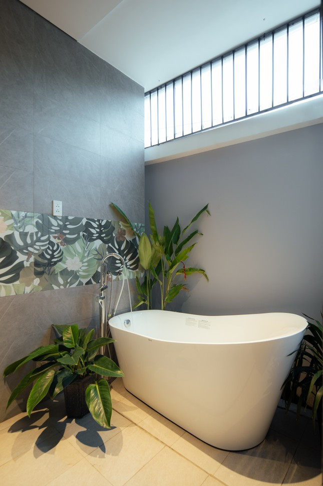 Tầng trệt ngôi nhà dành cho phòng khách, bếp, vệ sinh, không gian thư giãn. Bồn tắm hiện đại kết hợp cây xanh, là nơi thư giãn cho gia chủ.