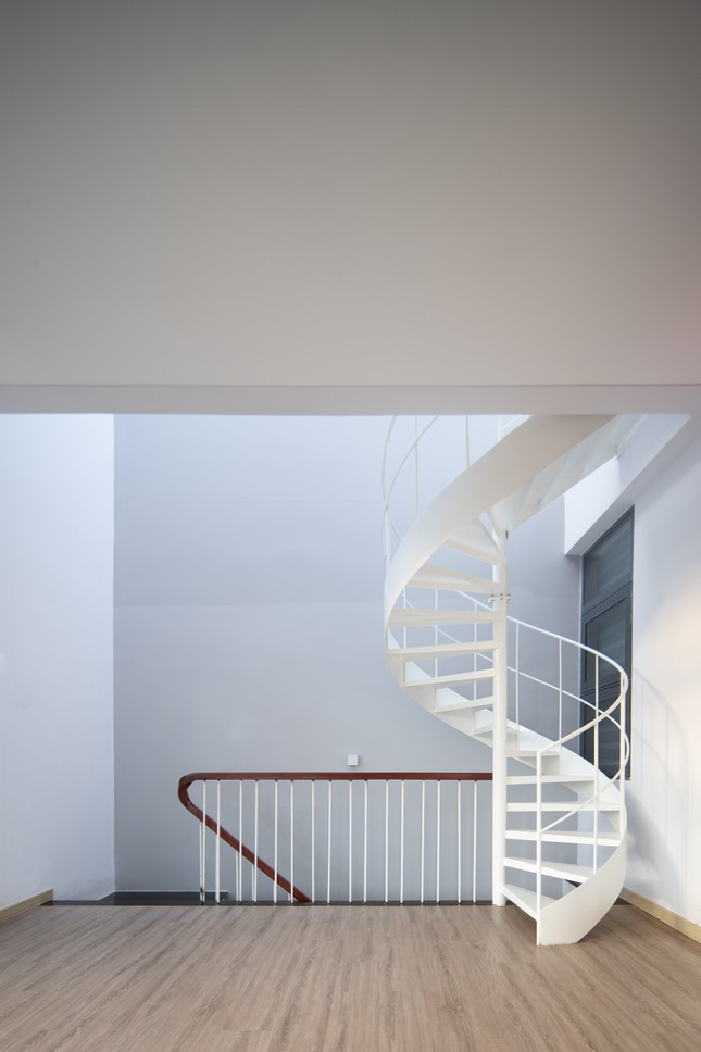 Cầu thang dạng xoắn tạo điểm nhấn cho ngôi nhà.