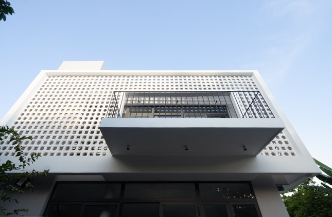 Khối ban công tầng 2 đưa ra, tạo điểm nhấn cho ngôi nhà.