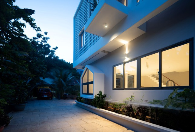 Ngôi nhà có khoảng sân rộng cho các thành viên trong gia đình thư giãn. Nhiều loại cây khác nhau được trồng trong sân.