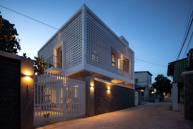 Nhờ hiệu ứng gạch hoa gió, ban đêm khi bật đèn, ngôi nhà giống như chiếc lồng đèn khổng lồ. Hình khối kiến trúc đảm bảo riêng tư cách biệt mà vẫn hài hoà, thông thoáng.