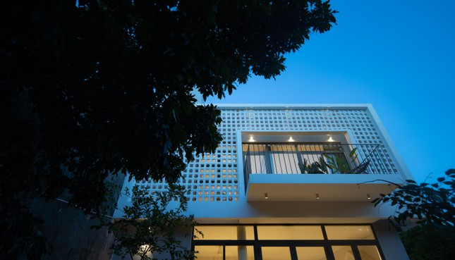 Chủ nhà mong muốn có một không gian mở và mảng xanh, sân rộng để đậu xe, trồng cây và cho trẻ nhỏ vui chơi. KTS thiết kế ngôi nhà đóng ngoài, mở trong.