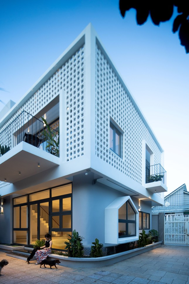 Ngôi nhà nằm giữa lòng TP Bà Rịa, với một mảnh vườn vừa phải, không gian sống tối giản và hài hoà với thiên nhiên.