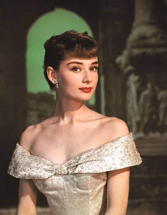 1. Audrey Hepburn là người lai giữa 4 quốc gia: Bỉ, Hà Lan, Anh và Ireland. Nhan sắc sinh đẹp cùng kỹ năng diễn xuất xuất sắc, cô đã chiếm được trái tim của mọi người trên toàn thế giới, giống như một thiên thần hạ phàm.