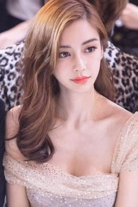 5. Angelababy mang hai dòng máu Trung Quốc và Đức, có chiếc mũi cao, cằm hơi xếch, đôi mắt to thông minh, khí chất và vẻ đẹp thanh tú theo phong cách châu Âu.