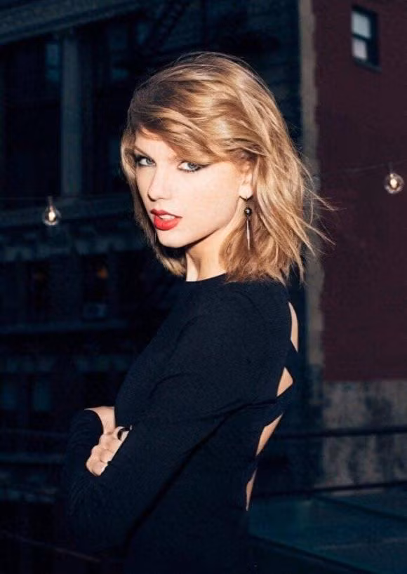 3. Taylor Swift mang dòng máu lai của nhiều quốc gia như Scotland, Mỹ, Ailen, Ý và Hà Lan. Có cả nhan sắc lẫn tài năng âm nhạc, có thể nói người hâm mộ của cô ở khắp nơi trên thế giới.