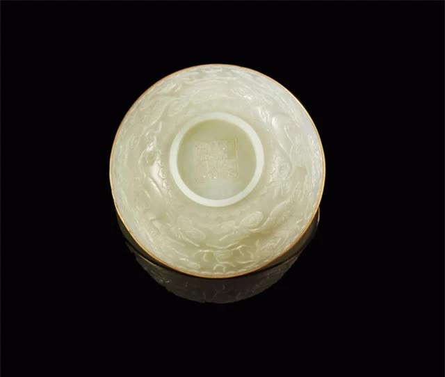 Cận cảnh BST quý của Nam Phương Hoàng hậu: 1 chiếc bát giá... hơn 20 tỷ - Hình 3 Can canh BST quy cua Nam Phuong Hoang hau: 1 chiec bat gia... hon 20 ty-Hinh-3