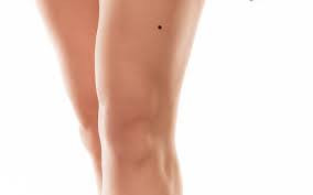  Nốt ruồi bên trong đùi. Trong tử vi, người có nốt ruồi nằm bên trong đùi thì đó có thể chính là may mắn của họ mang tới nhiều tài lộc trong cuộc sống. Những người có vị trí nốt ruòi này thường dễ dàng thành công trong sự nghiệp, giàu có hơn người và luôn biết cách vươn lên để đạt được kế hoạch đã đặt ra từ ban đầu. Họ là kiểu người sống có ý chí và mạnh mẽ quyết đoán.