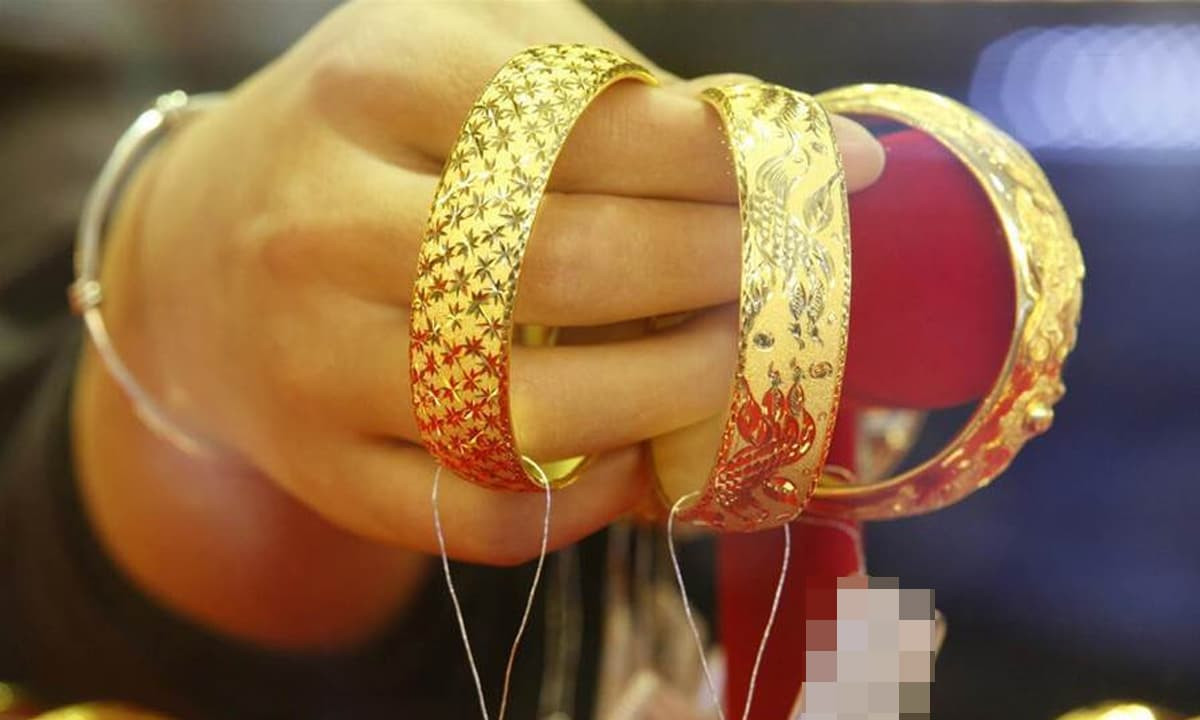 Còn về màu sắc, vàng có màu vàng lại thuộc mệnh Thổ, Thổ khắc Mộc và khắc Thủy. Do đó người mệnh Mộc và Thủy cũng không nên đeo vàng. Xét về tương khắc thì Mộc là người tương khắc với vàng nhất. Thế nên những người mệnh Mộc tuyệt đối tránh đeo vàng, còn người mệnh Thủy, Hỏa có thể dùng khi có thêm những màu sắc tương sinh để bù lại.