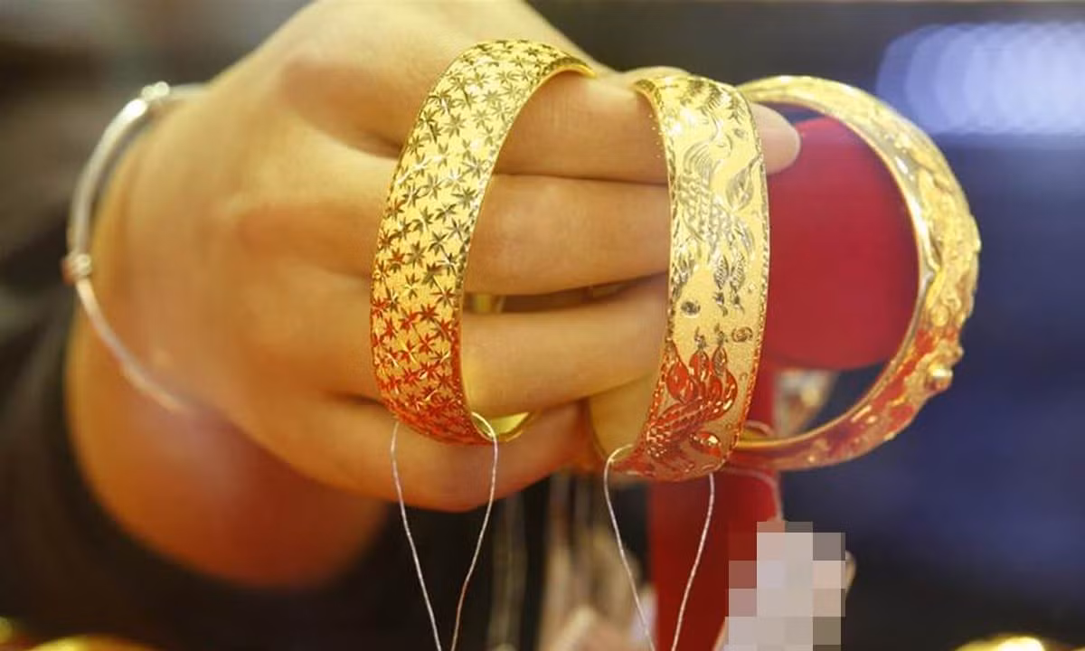 Còn về màu sắc, vàng có màu vàng lại thuộc mệnh Thổ, Thổ khắc Mộc và khắc Thủy. Do đó người mệnh Mộc và Thủy cũng không nên đeo vàng. Xét về tương khắc thì Mộc là người tương khắc với vàng nhất. Thế nên những người mệnh Mộc tuyệt đối tránh đeo vàng, còn người mệnh Thủy, Hỏa có thể dùng khi có thêm những màu sắc tương sinh để bù lại.