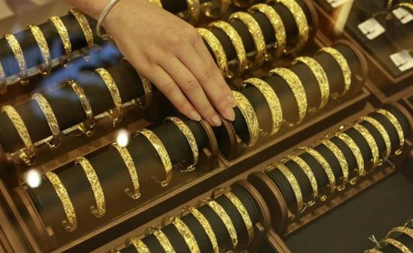 Người mệnh Mộc thì nên chú trọng tới các loại trang sức có ngọc lục bảo vì màu xanh của ngọc là màu của người mệnh Mộc, sẽ hỗ trợ cho bản mệnh Mộc tăng vượng khí tốt hơn cho làm ăn và sức khỏe. Ngọc lục bảo là trang sức quý và giúp cân bằng điều hòa nguồn khí trong người, khống chế năng lượng xấu, tốt cho sức khỏe, hài hòa cho người đeo. Người mệnh Mộc nên chọn trang sức đá quý màu xanh nước biển, màu đen.