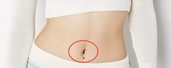 Những người phụ nữ có nốt ruồi nằm ở rốn cũng có tướng ích phu vượng tử, họ giúp chồng xây dựng sự nghiệp, sớm sinh quý tử và nuôi dạy con cái thành tài. *Thông tin mang tính tham khảo