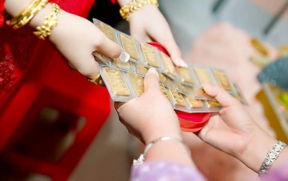 Lưu ý khi đeo vàng: Tránh đeo trang sức với kích cỡ lỡn vì có thể làm tắc nghẽn mao mạch giảm lưu thông máu. 