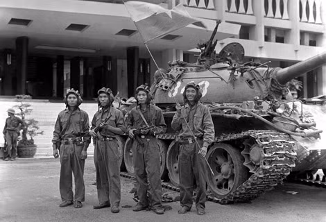 Kíp xe tăng 843 của Lữ đoàn 203 tại Dinh Độc Lập, ngày 30/4/1975.