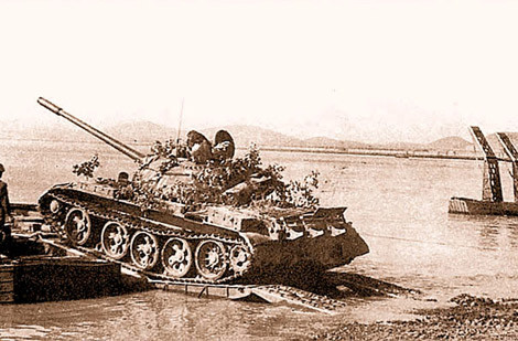 Xe tăng T-55 lên phà tự hành GPS chuẩn bị vượt sông.