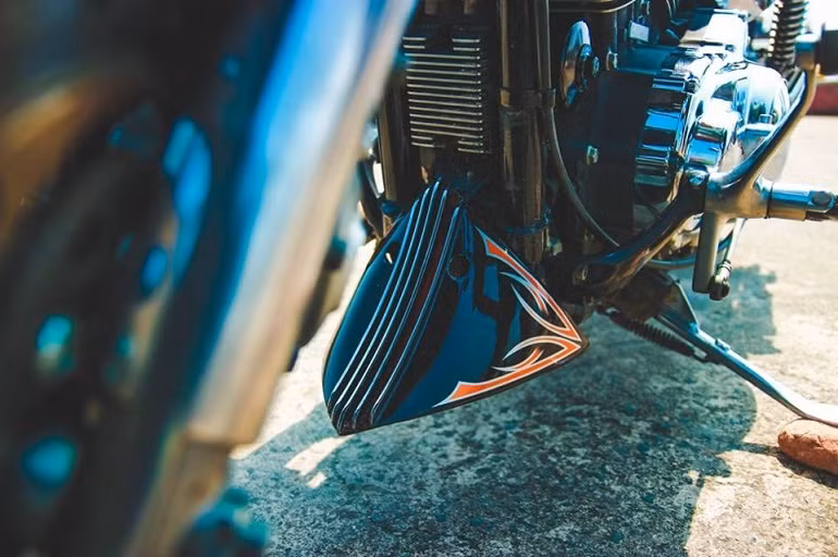 Harley Davidson XL1200 sử dụng động cơ Evolution 1.200 phân khối làm mát bằng gió.