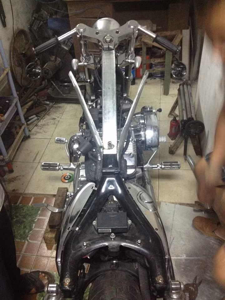 Cận cảnh quá trình độ Harley-Davidson XL 1200 theo phong cách Samurai.