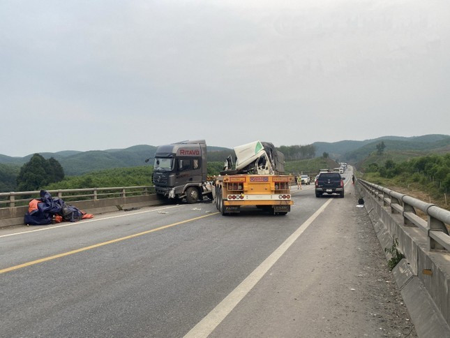 Va cham kinh hoang tren cao toc Cam Lo - La Son, xe tai nat dau-Hinh-3