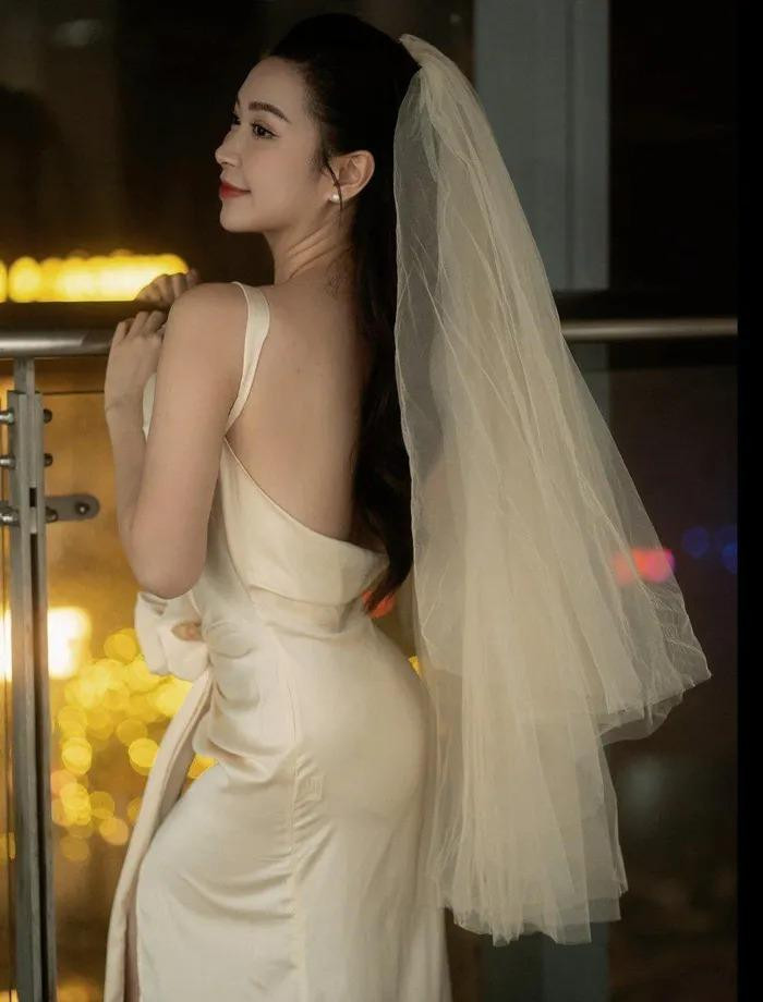 Ngay cả trong cách chọn váy cưới, Kim Oanh cũng ưu ái những thiết kế có các khoảng hở vừa phải, không "kín cổng cao tường" mà lại tôn lên vóc dáng đẹp của người đẹp. Đơn cử như kiểu váy đuôi cá có phần lưng khoét sâu hờ hững, rất đẹp và gợi cảm.Thiết kế được người đẹp ưu ái lựa chọn khi chụp ảnh cưới.