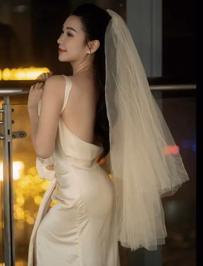 Ngay cả trong cách chọn váy cưới, Kim Oanh cũng ưu ái những thiết kế có các khoảng hở vừa phải, không "kín cổng cao tường" mà lại tôn lên vóc dáng đẹp của người đẹp. Đơn cử như kiểu váy đuôi cá có phần lưng khoét sâu hờ hững, rất đẹp và gợi cảm.Thiết kế được người đẹp ưu ái lựa chọn khi chụp ảnh cưới.