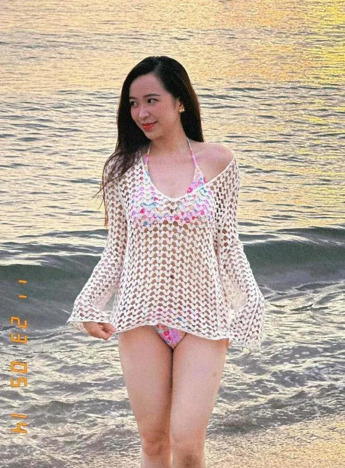 Trên trang cá nhân, Kim Oanh cũng chọn cho mình nhiều bộ cánh với các phong cách khác nhau, từ xuyên thấu e ấp đến các kiểu váy áo chất liệu ren đan móc. Mỗi trang phục đều được mix theo một cách rất riêng nhưng tựu trung đều đẹp và tôn dáng.