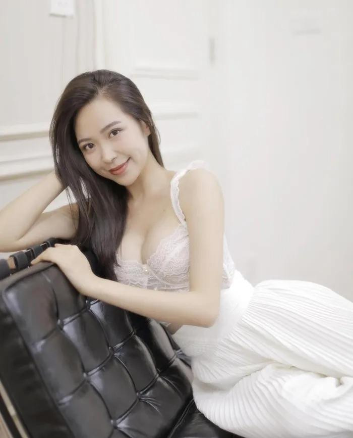 ột chiếc váy ren quyến rũ tôn vòng 1 khiến người đối diện không thể rời mắt ngắm nhìn.