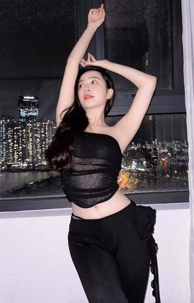 Biết rõ lợi thế về hình thể nên tủ đồ của nữ diễn viên có rất nhiều những sáng tạo kiệm vải, chất liệu co giãn ôm tôn dáng nhưng không hề hở hang, ngược lại còn tạo nên sự gợi cảm. Trang phục của cô táo bạo mà không hề phản cảm.