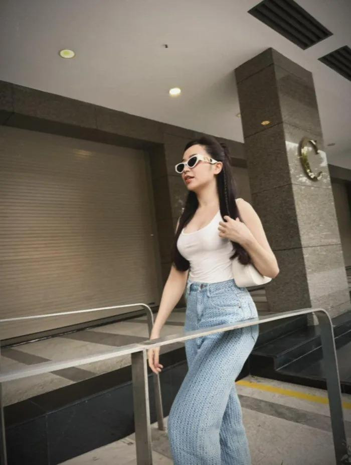o ba lỗ mix cùng quần jeans cũng là combo dễ mặc cho các nàng.