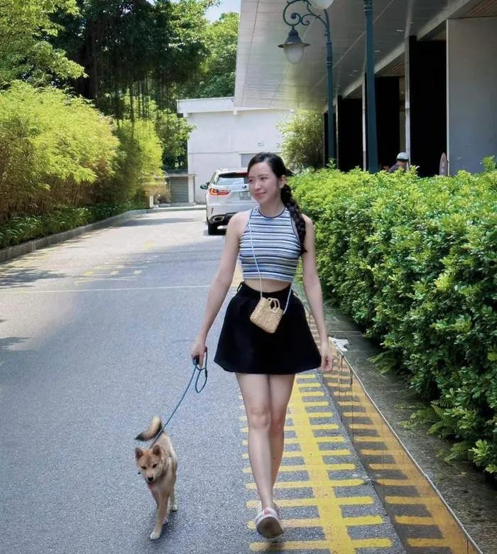 Một outfit khác với áo croptop ôm sát mix cùng chân váy phồng, tạo cảm giác vòng eo nhỏ "tí hon".