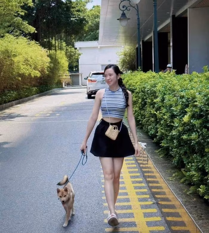 Một outfit khác với áo croptop ôm sát mix cùng chân váy phồng, tạo cảm giác vòng eo nhỏ "tí hon".