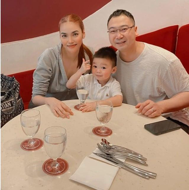 Đến mới đây, khi nhóc tỳ được 3 tuổi thì Lan Khuê lần đầu đích thân khoe dung mạo bé vào dịp sinh nhật ông xã John Tuấn Nguyễn.