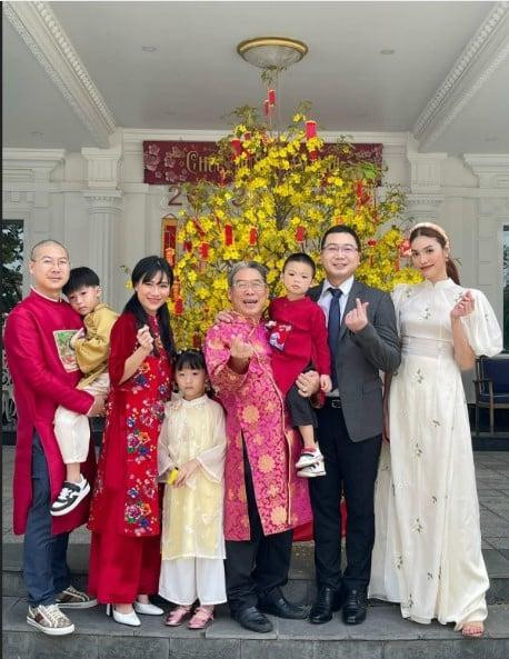 Nơi ở của gia đình Lan Khuê không chỉ nguy nga mà còn có khoảng sân rộng rãi với nhiều cây xanh, đài phun nước lớn. Đặc biệt, căn bạch dinh còn có view bạc tỷ hướng về phía sông, ngắm nhìn thành phố. Lan Khuê thường xuyên chia sẻ hình ảnh con trai ở khoảng sân biệt thự, không khác gì một công viên rộng lớn.