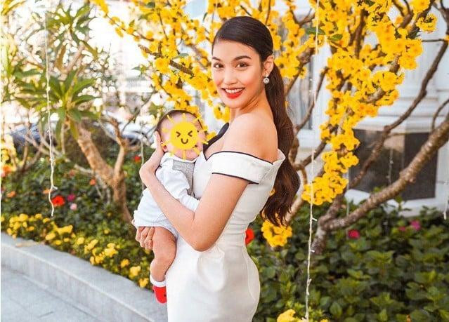 Lan Khuê sinh năm 1992, đăng quang Siêu mẫu Việt Nam 2013, Hoa khôi Áo dài Việt Nam 2014 và vào top 11 Hoa hậu Thế giới 2015. Lan Khuê và doanh nhân John Tuấn Nguyễn kết hôn vào năm 2018. Đến cuối năm 2019, Hoa khôi Lan Khuê chào đón thiên thần nhỏ đầu lòng là bé trai, được đặt tên thân mật là Connor.