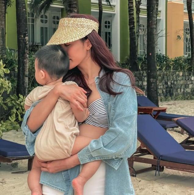 Khi còn nhỏ, Lan Khuê giấu kín diện mạo của con trai. Đa phần những khoảnh khắc liên quan đến Connor đều chụp từ phía sau hoặc dùng biểu tượng để che khéo khuôn mặt bé.