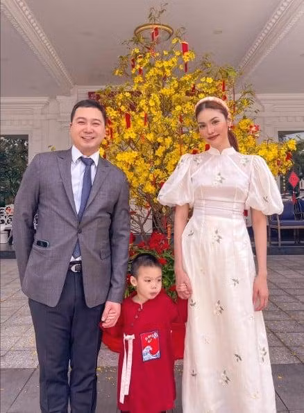 Bé Connor có hẳn khu vui chơi riêng, được sinh sống trong khu dinh thự nguy nga dát vàng có kiến trúc kiểu châu Âu, lộng lẫy tựa tòa lâu đài với tông màu trắng chủ đạo. Nội thất bên trong biệt thự được bài trí sang trọng, đậm chất quý tộc với nhiều vật dụng, đồ trang trí dát vàng.