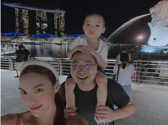 Một năm trở lại đây, siêu mẫu và chồng cởi mở hơn, thỉnh thoảng khoe những khoảnh khắc dễ thương của bé Connor với bạn bè, khán giả.