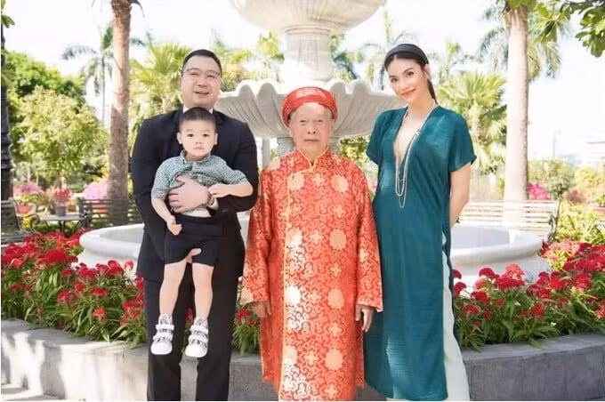 Người đẹp chia sẻ những cột mốc phát triển của con để lưu giữ kỷ niệm. Với Lan Khuê, hạnh phúc khi làm mẹ là được chứng kiến từng giai đoạn phát triển của con. Do đó, cô muốn tập trung nuôi dạy bé những năm đầu đời một cách tốt nhất.