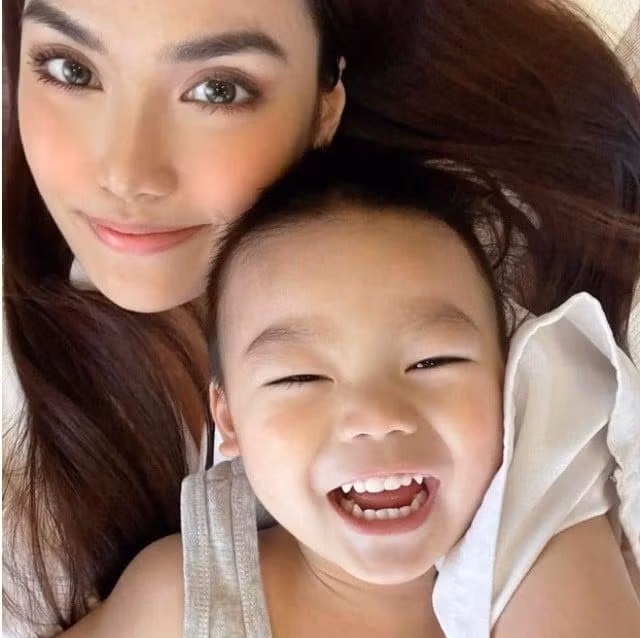 Bé Connor nay đã lớn phổng phao, đường nét gương mặt giống bố. Con trai Lan Khuê còn sở hữu làn da trắng sáng, ửng hồng và trông lém lỉnh, hiếu động.