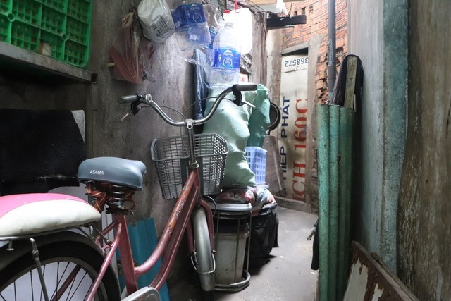 Do nhà chật hẹp nên một số người dân tận dụng phần trước hiên để dựng xe máy. Chưa kể, một số người đem bếp ra hẻm để nấu ăn, rửa chén...