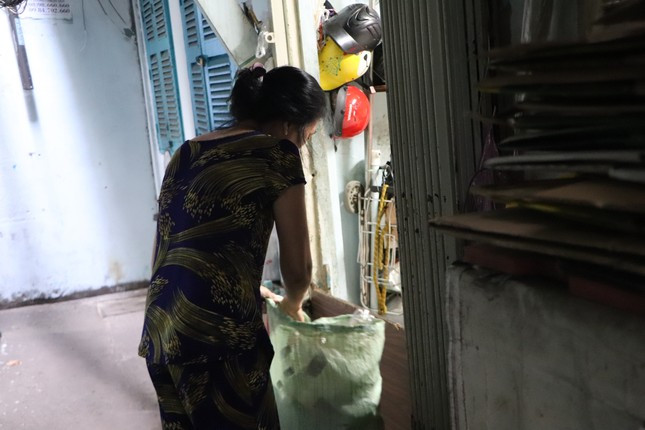 Bà Nguyễn Thị Dung sống cùng gia đình gần 10 người trong căn nhà chừng 20 m2 có gác tạm. Bà Dung làm nghề buôn bán đã 40 năm trong hẻm đường Nguyễn Trãi thì hơn một nửa thời gian là nghe thông tin giải toả nhưng đến nay chưa rõ giải quyết thế nào. "Chờ thông tin di dời đến mòn mỏi. Nhà cửa xập xệ, ẩm thấp bởi không dám xây mà cũng không được xây" - bà Dung nói.