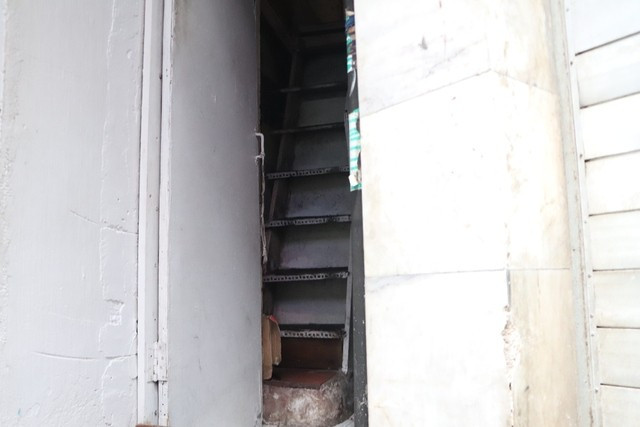 Cách nhà bà Dung vài căn là nhà ông Nguyễn Ngọc Tấn. Cả đời ông gần như gắn với con hẻm 245, đường Nguyễn Trãi. "Ở đây chủ yếu là lao động nghèo, cuộc sống gắn với những căn nhà tạm bợ, chui ra chui vào để ngủ, nhiều người dân cũng không có giấy tờ. Giờ tương lai chúng tôi không biết như thế nào" - ông Tấn than thở.